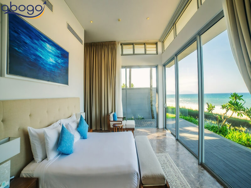 Phòng ngủ view biển tại The Ocean Villas
