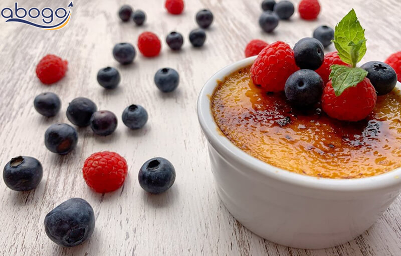 Crème brûlée cùng trái cây