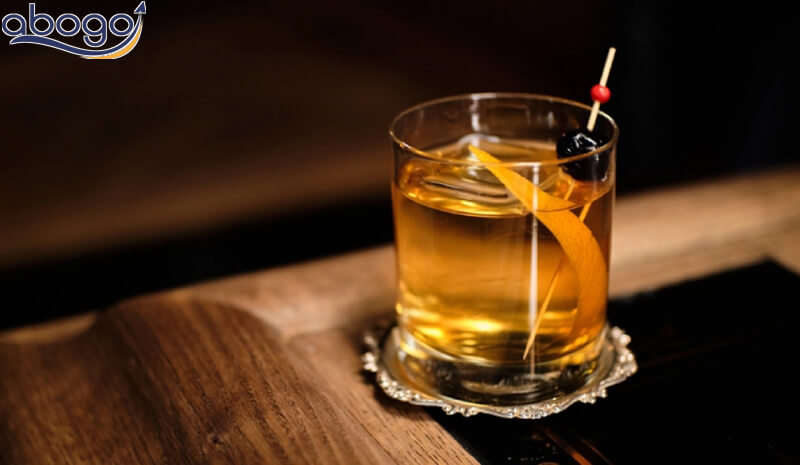 Old Fashioned cùng một lát cam mỏng