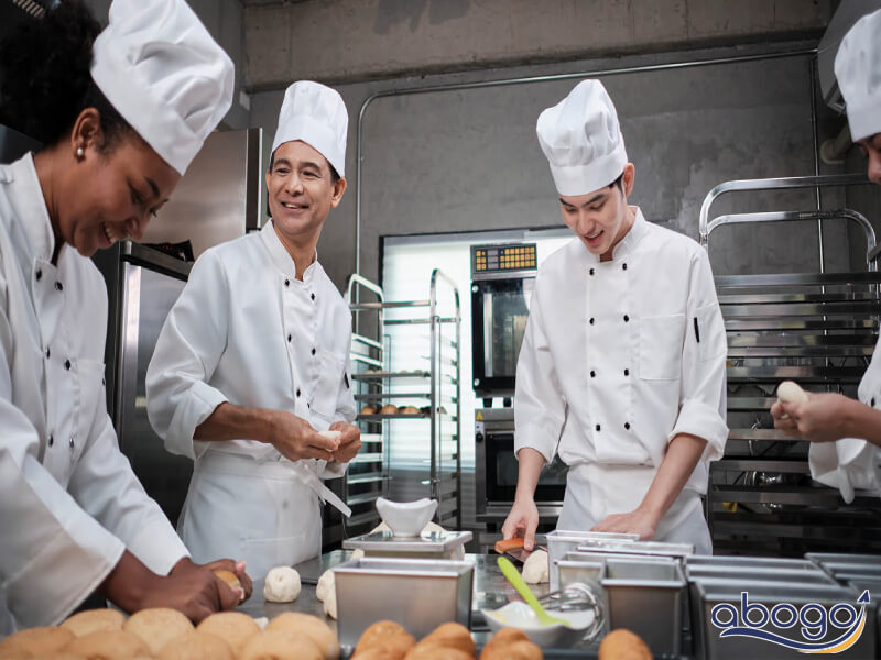 Sous chef sẽ có trách nhiệm hướng dẫn nhân viên mới