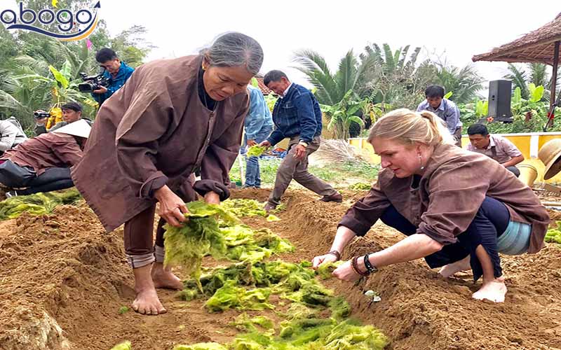 Có thêm những trải nghiệm thú vị khi được tự tay giúp người dân làm công việc hàng ngày