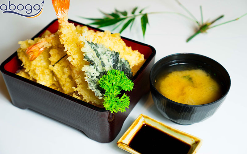 Tempura được ăn kèm với nhiều món ăn để tạo nên sự độc đáo của hương vị